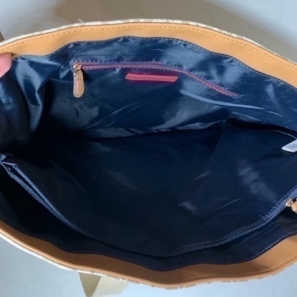 NWT. TOMMY HILFIGER Tote w/Pouch - Picture 6 of 8